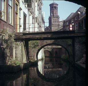 119257 Gezicht op enkele bruggetjes over de Kromme Nieuwegracht te Utrecht.